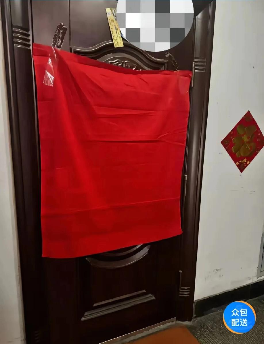 我家住在步梯三楼，跟邻居是对门。前几天，邻居家老爷子因病不幸离世了。出殡那天晚上