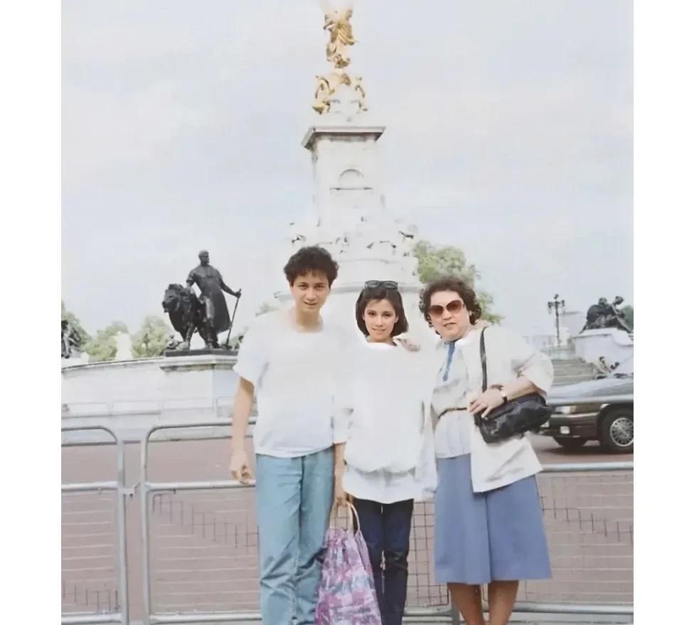 上世纪80年代，翁美玲与母亲张明仪和男友汤镇业在英国游玩时的合影老照片，那时候站