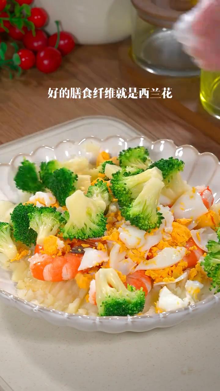 减脂晚餐。脂肪害怕的主食就是土豆，一个蒸土豆从肚子里带出去的油其实跟土豆大小差