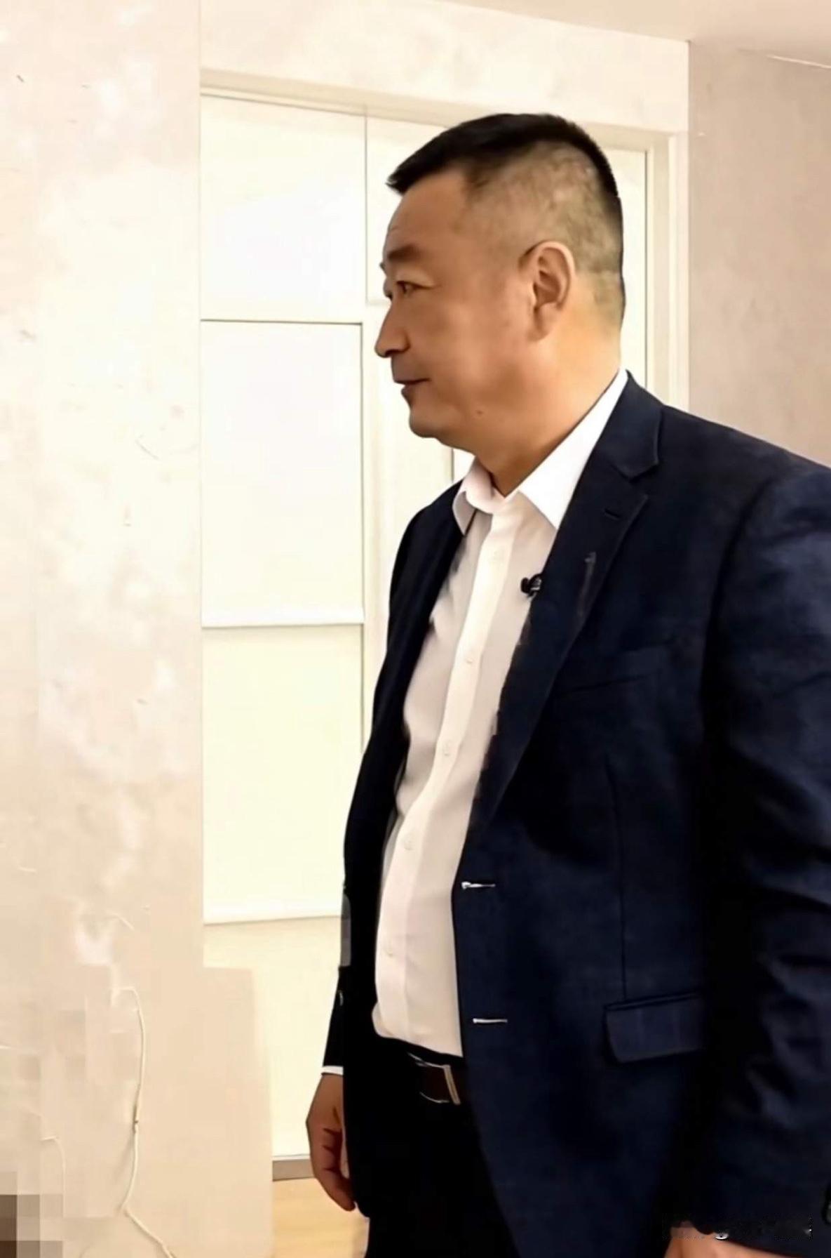 老金毛在看房子，难道有好事将近吗？老金毛和金毛的房子在同一个小区，这个小