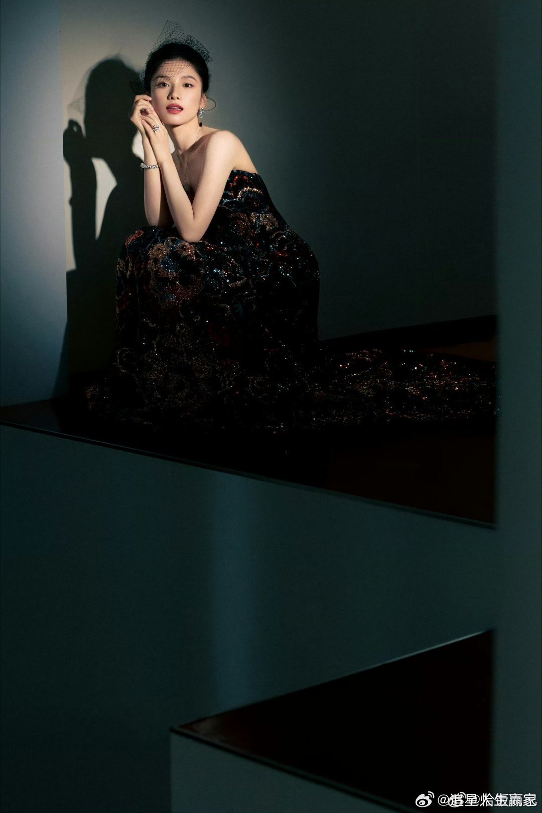 张婧仪五彩斑斓的黑这个裙子简直就是大地之母接别的婧仪美得很轻松嘛[捂眼睛][捂眼睛]