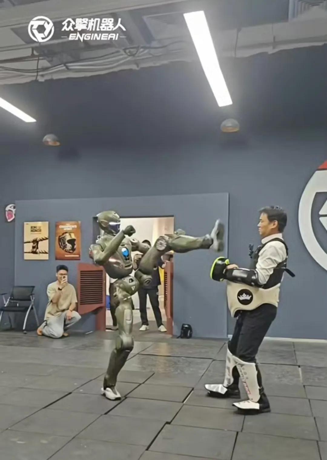 众擎T800格斗机器人的运动能力真是惊掉下巴，出场就一脚把木门踹烂，直接李小龙附