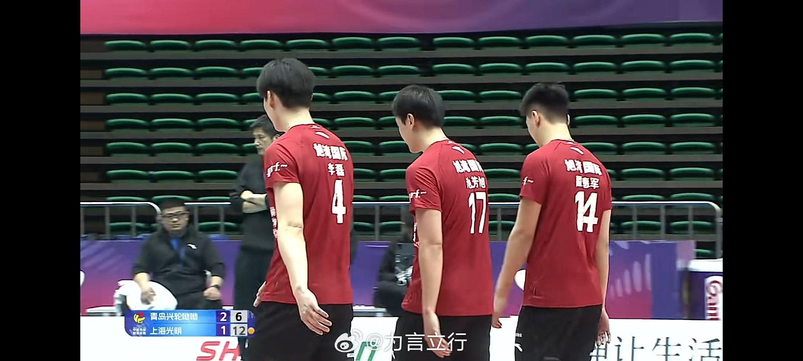 排超联赛上海男排2比2青岛男排，第四局这就是个发球局啊，各种发球直接得分、直接