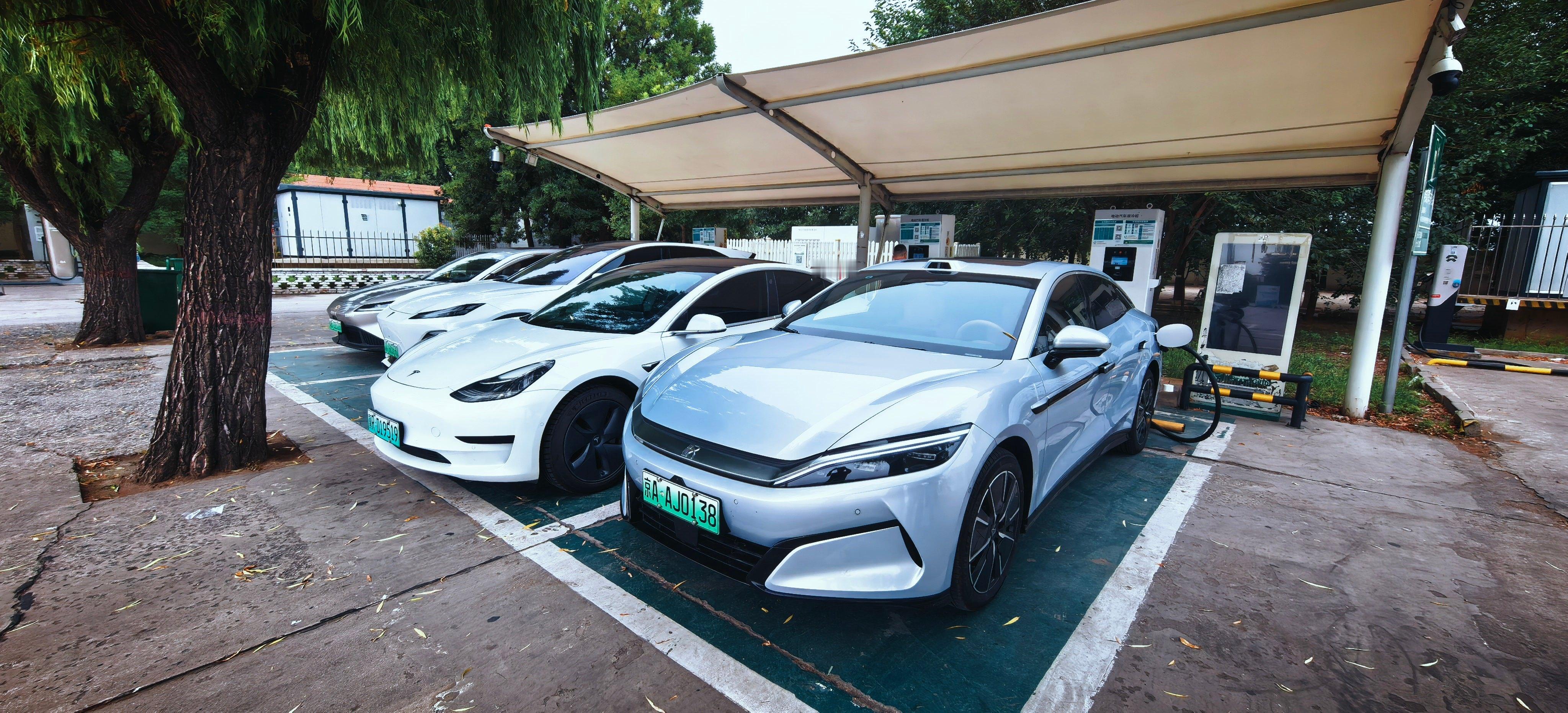沧州服务区国网充电站，全域1000伏电压平台的汉L EV，与一群350...