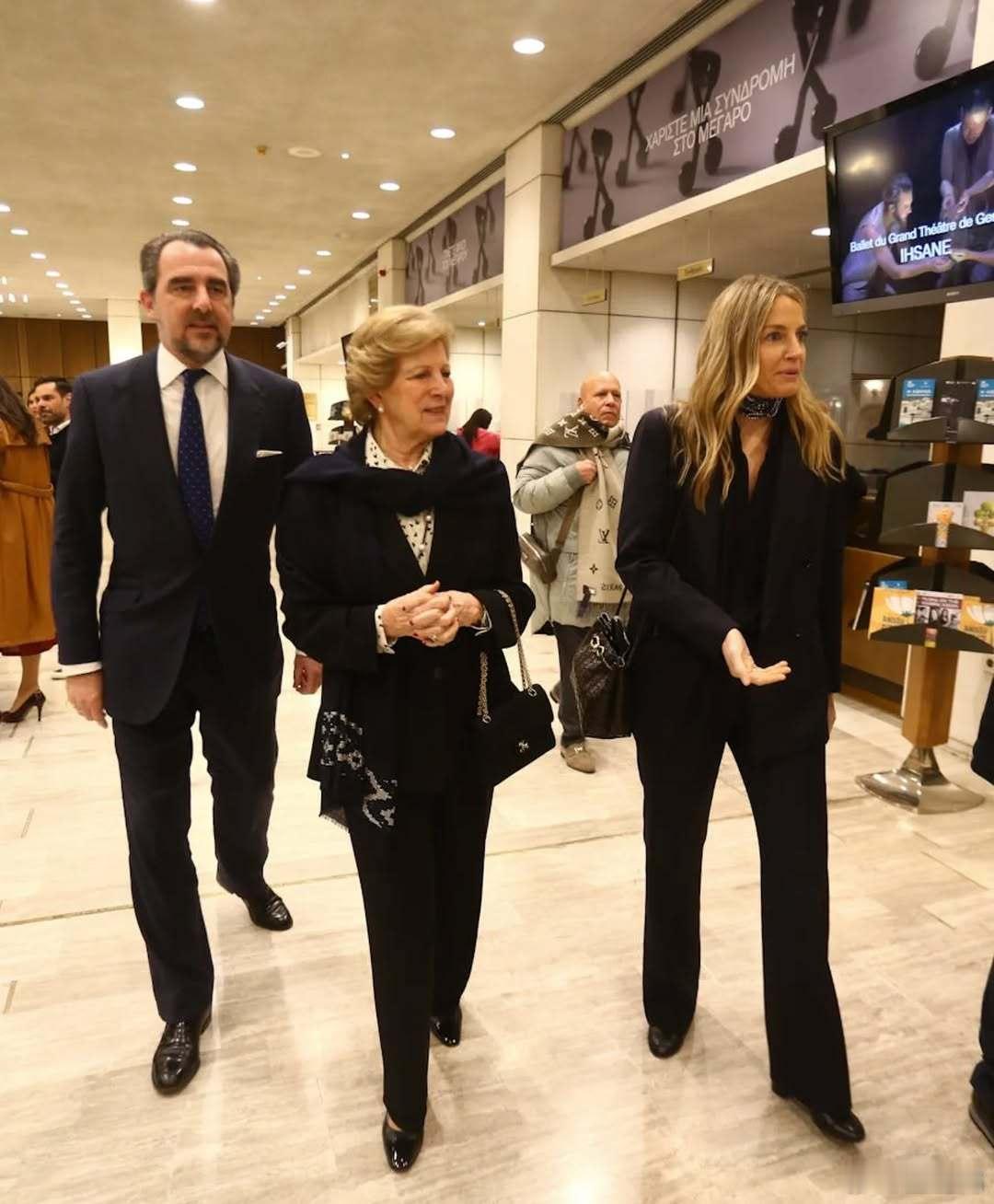 希腊王室近日，安妮-玛丽王后和儿子尼古拉斯王子、儿媳妇克里希王妃出席“希望与爱”