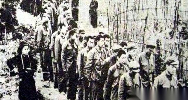 刚跨过国境线，二百多个从战俘营回来的兵，脚下踩着咱们自己的土，以为总算到家了。