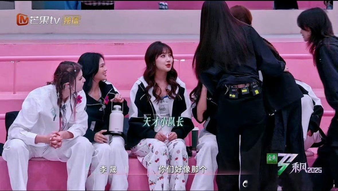 李艺彤又要解释这不是睡衣了哈哈哈哈记得上次穿了那个裤子就说不说睡裤了[捂脸哭][