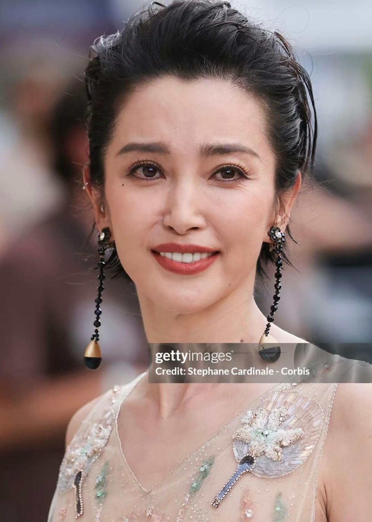 巴黎时装周，李冰冰亲自给大家演绎，什么叫做“哭笑不得”。心里想笑，脸却笑不出