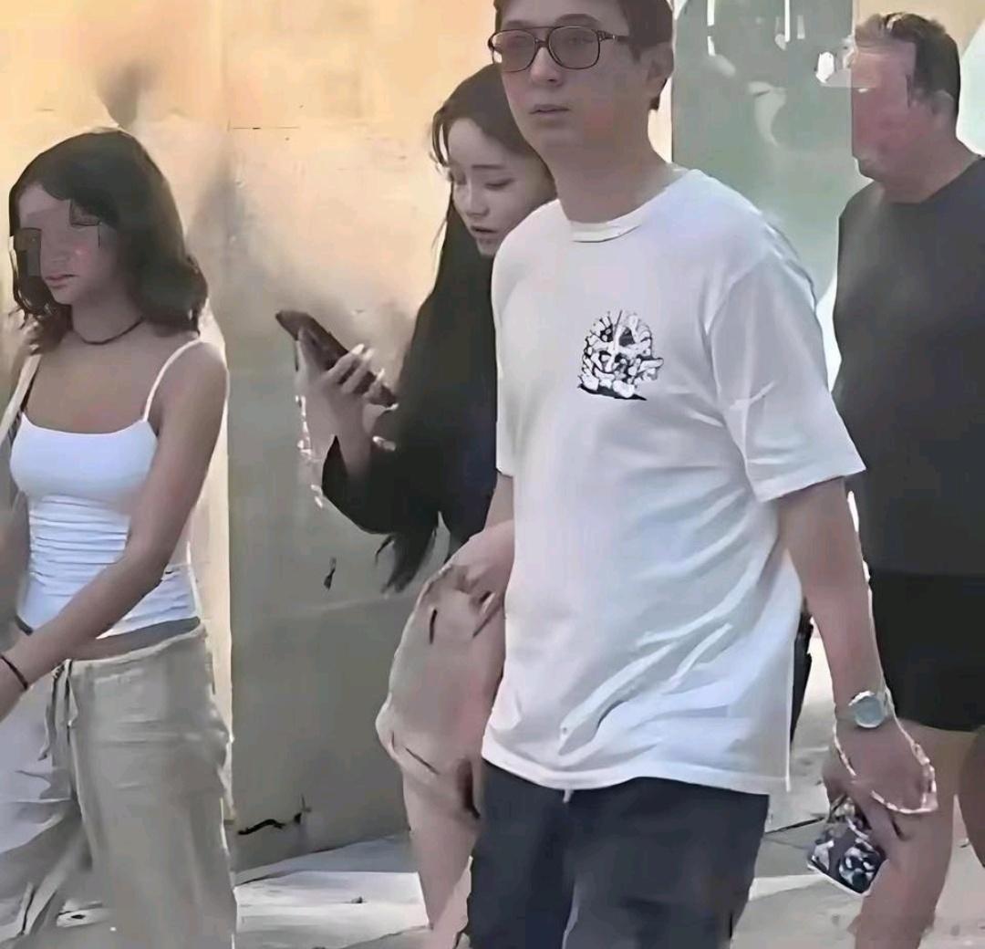 王思聪追女的那套路被扒出来了。跟他处过的女生说，他先刷十个嘉年华，三万多块，然后