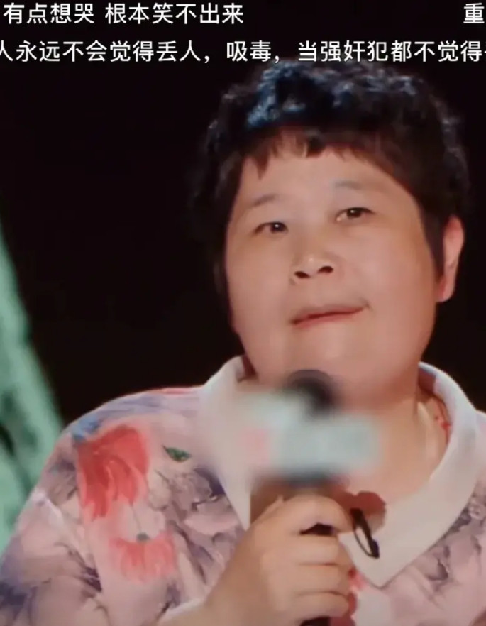 “老好人就讲不了脱口秀”郭麒麟一语成谶，房主任塌房！一个能说会道的农村胖老太太