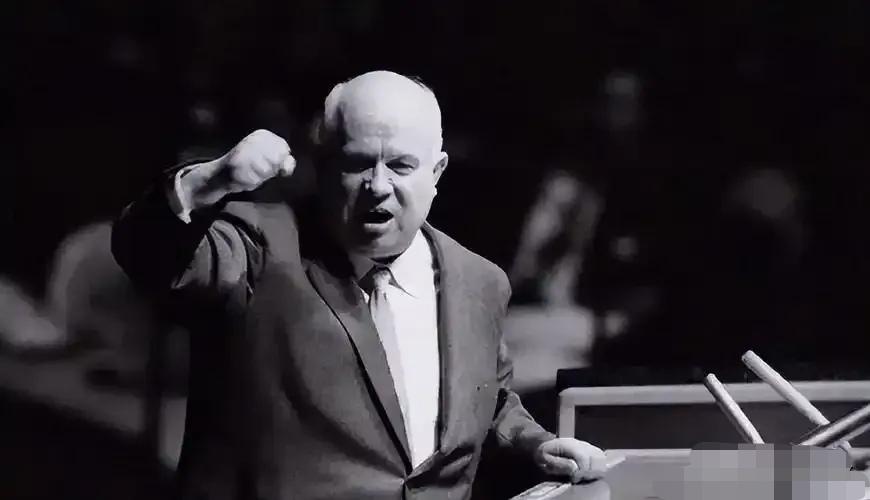 赫鲁晓夫是靠阴谋诡计政变取得最高权力。他利用斯大林的接班人马林科夫，首先搞掉了掌