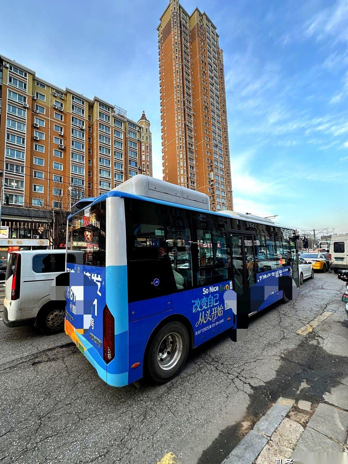 沈阳街头的公交车，正变得越来越“怪”。原本威武的长车身像是被拦腰斩断，留下一个