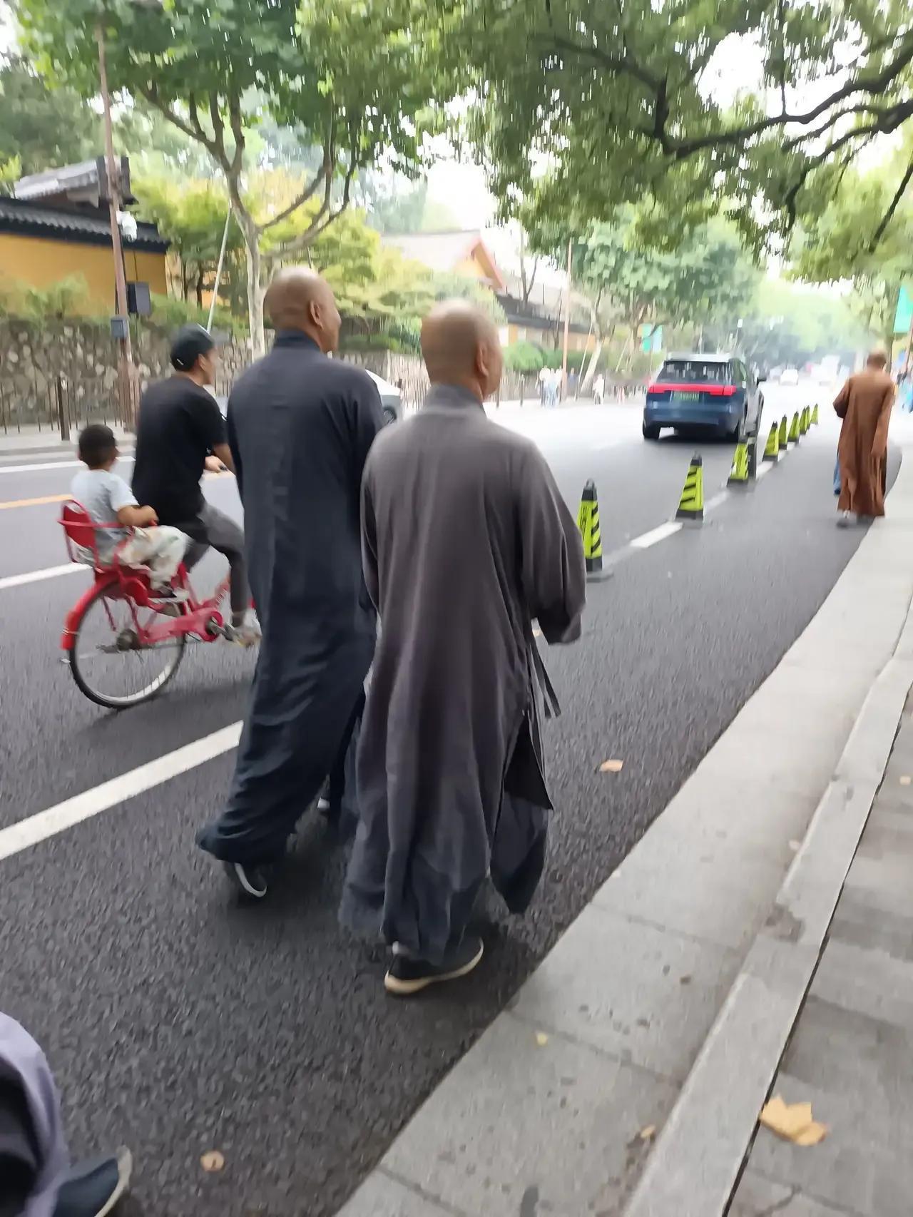 心静自然凉，杭州的初秋依然是37℃的高温天气，可我在南山路雷峰塔遇见的出家人穿着