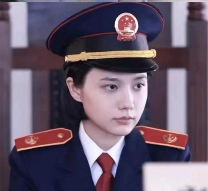 《重器》里姜珮瑶饰演的夏英杰早早就下线了，真是一言难尽！本想着里面有个古灵精怪