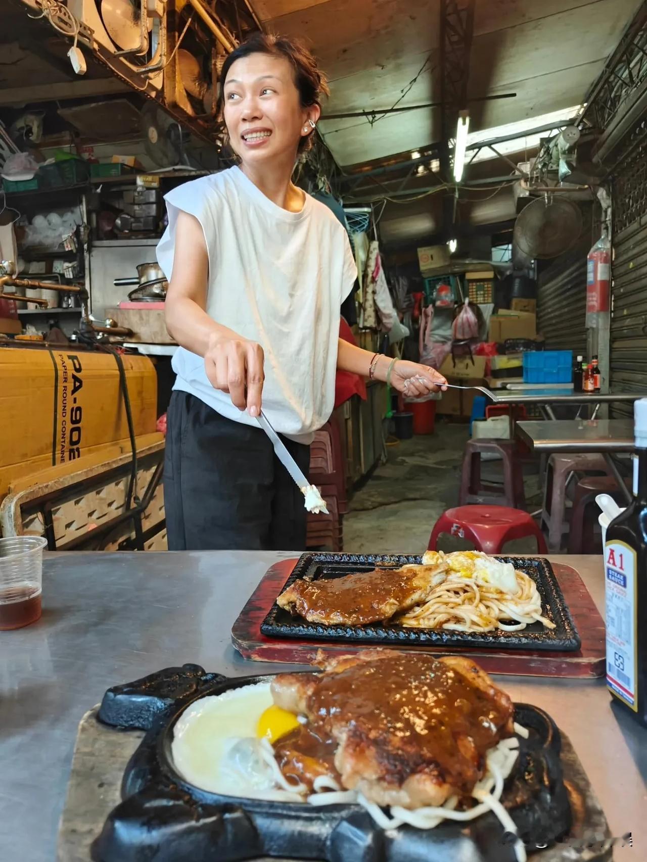 萧敬腾8/12：帶老婆吃大餐，我老婆真可爱萧敬腾带老婆去吃牛排大餐，当萧敬腾