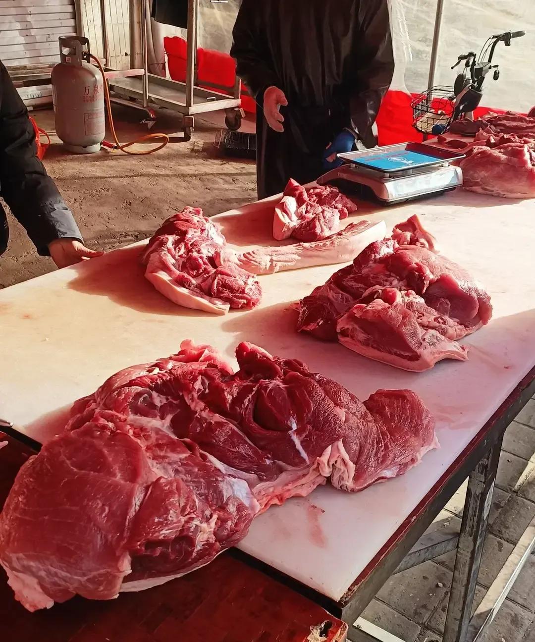 超市冷鲜肉和农户猪肉吵得我心痒。我上周六跟邻居拼车去顺义，现场看大叔把玉米喂的