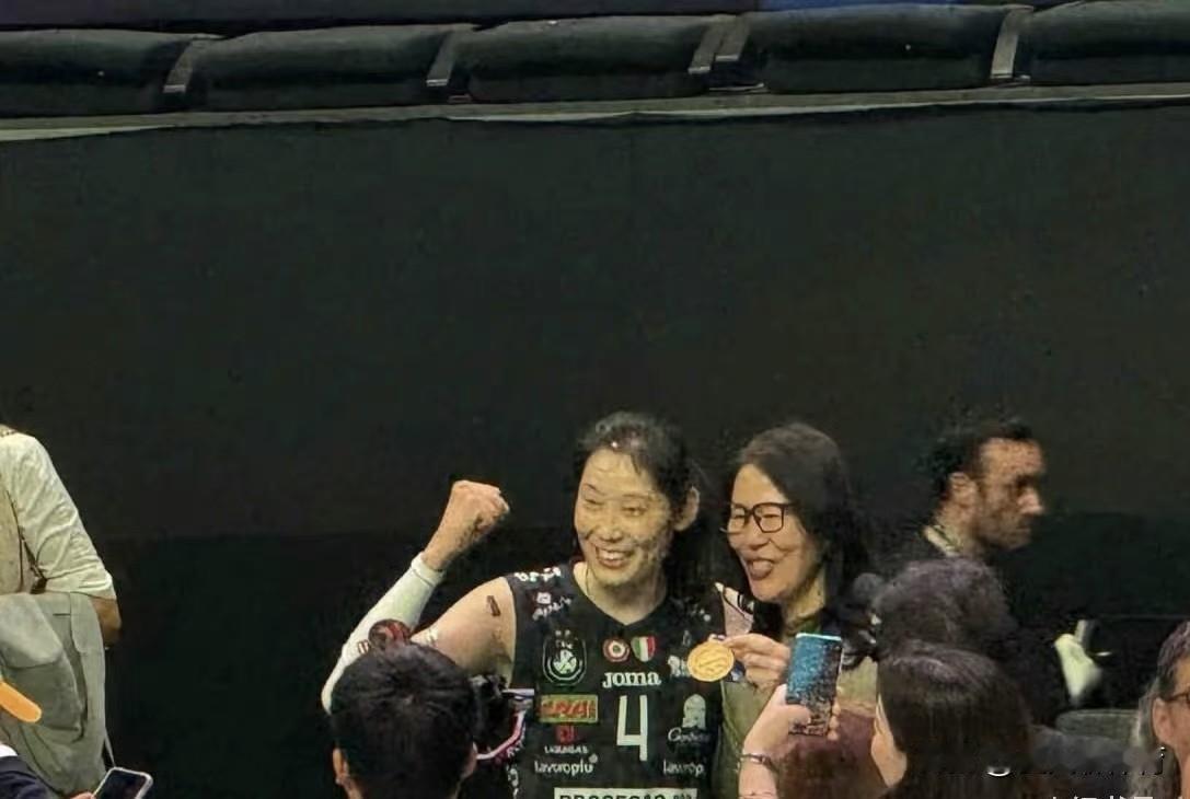 泪目了[哭哭][哭哭]看到朱婷把自己的金牌挂在郎导脖子上，然后郎导再把金牌亲自挂