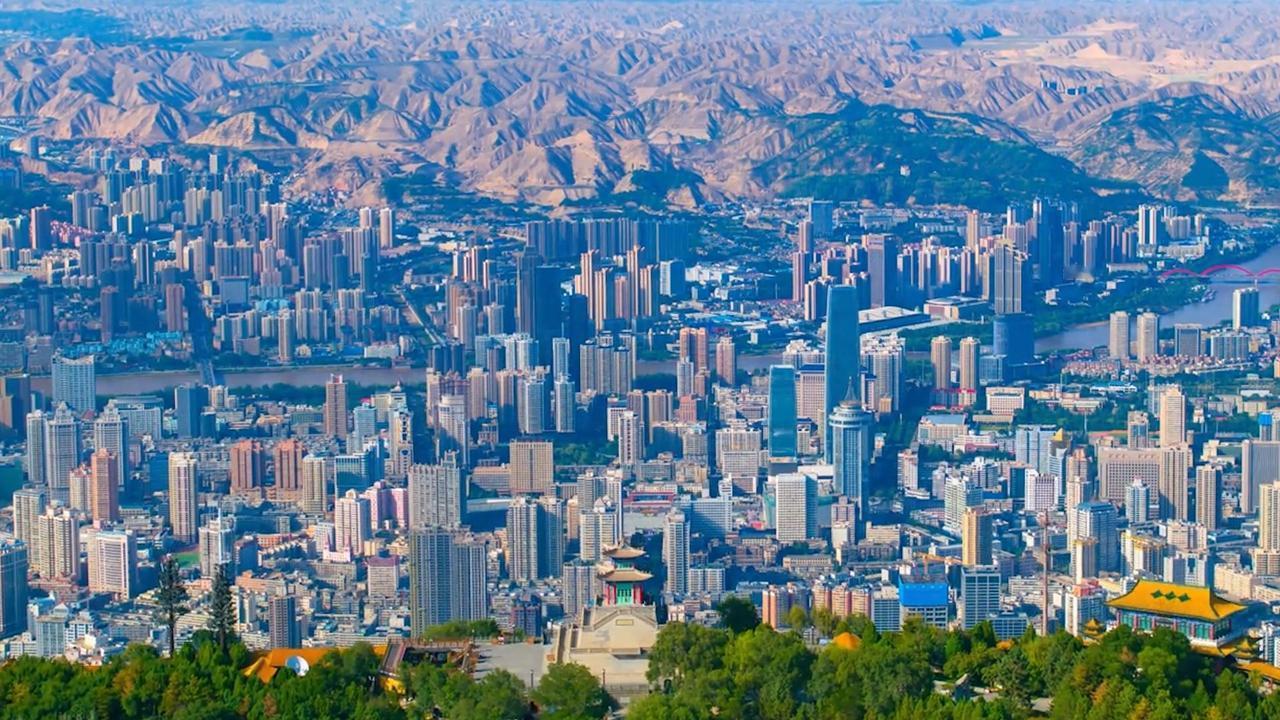 国家级新区建在离主城区50公里的荒滩上，听起来像是一场豪赌。但对兰州而言，这并非