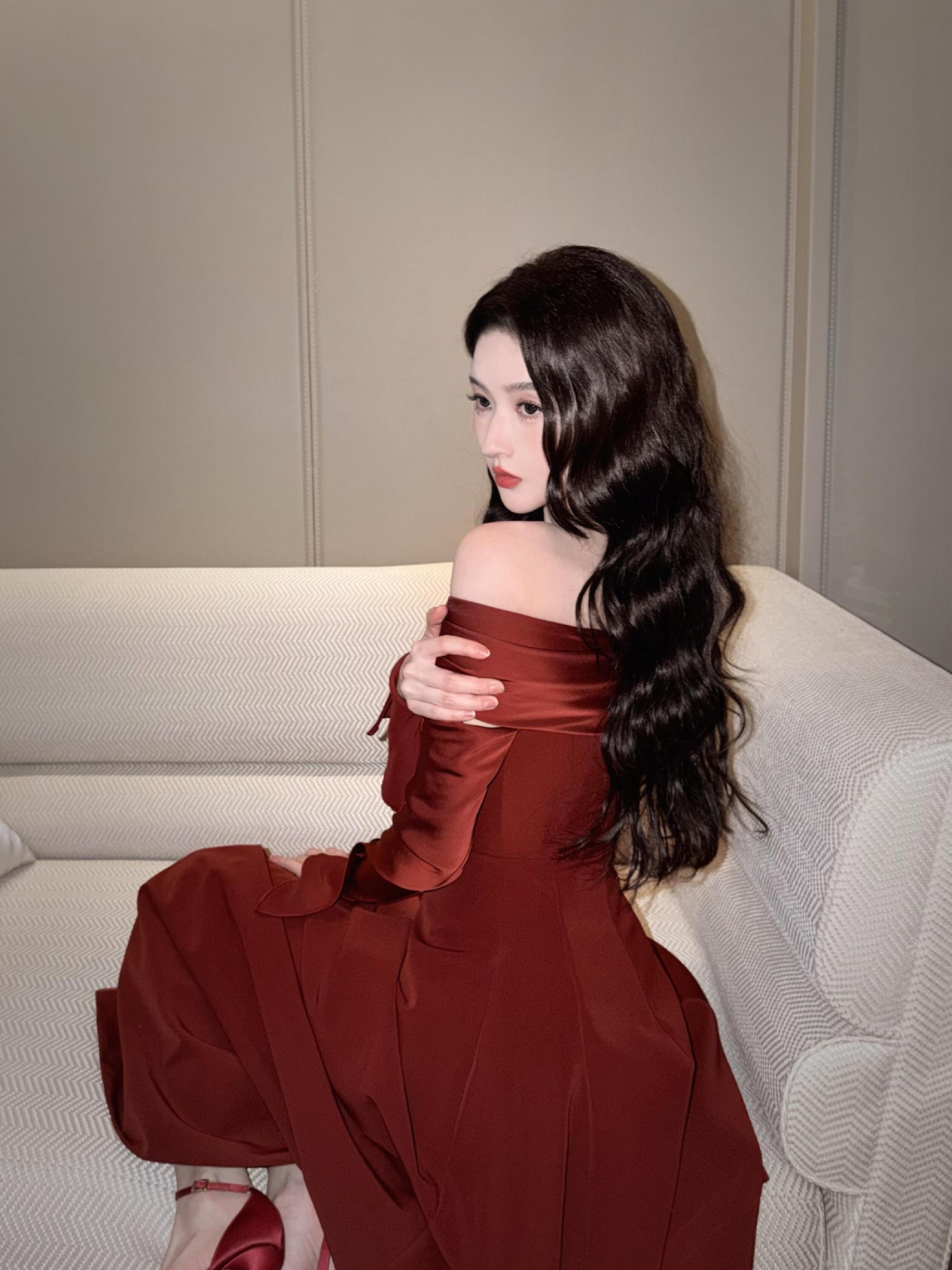 王玉雯，玫瑰红裙大长腿，花期少女美丽绽放。王玉雯