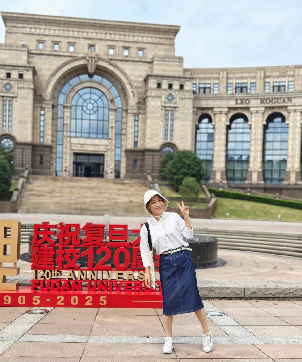 她是央视学霸里的学霸，是他们那的文科状元，40多岁了看起来还有学生气，她穿着白衬