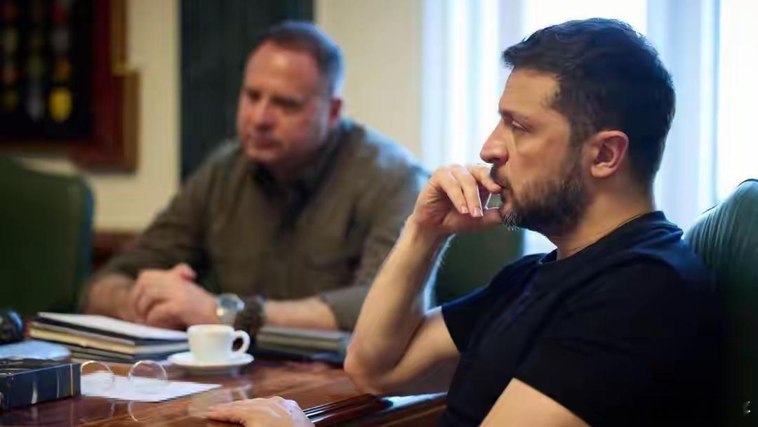 乌克兰政坛骤变！俄乌谈判变天近日，乌克兰政坛平地起惊雷，多名高官依次落马，甚至连