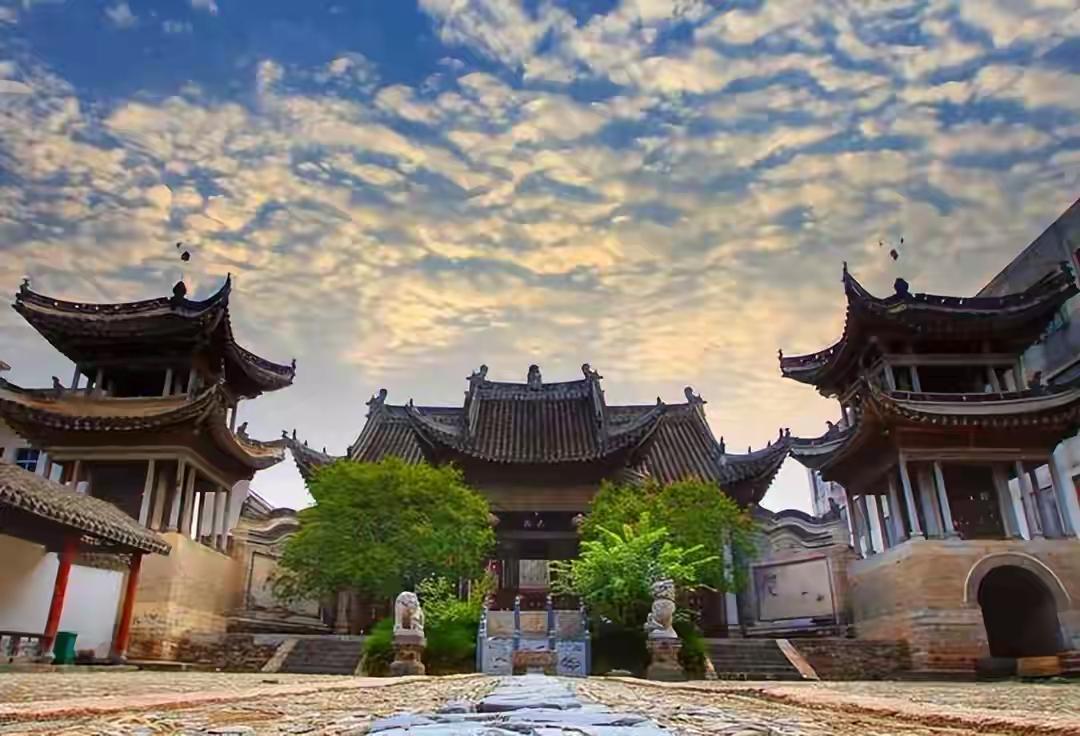 中国有个地方，你站上去，脚底下踩着三个省。但这个地方最让人意外的不是这个——而是