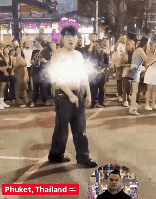 韩国男子在普吉岛夜市撒泼打滚，直接大喊自己是中国人一名男子醉酒之后在夜市撒