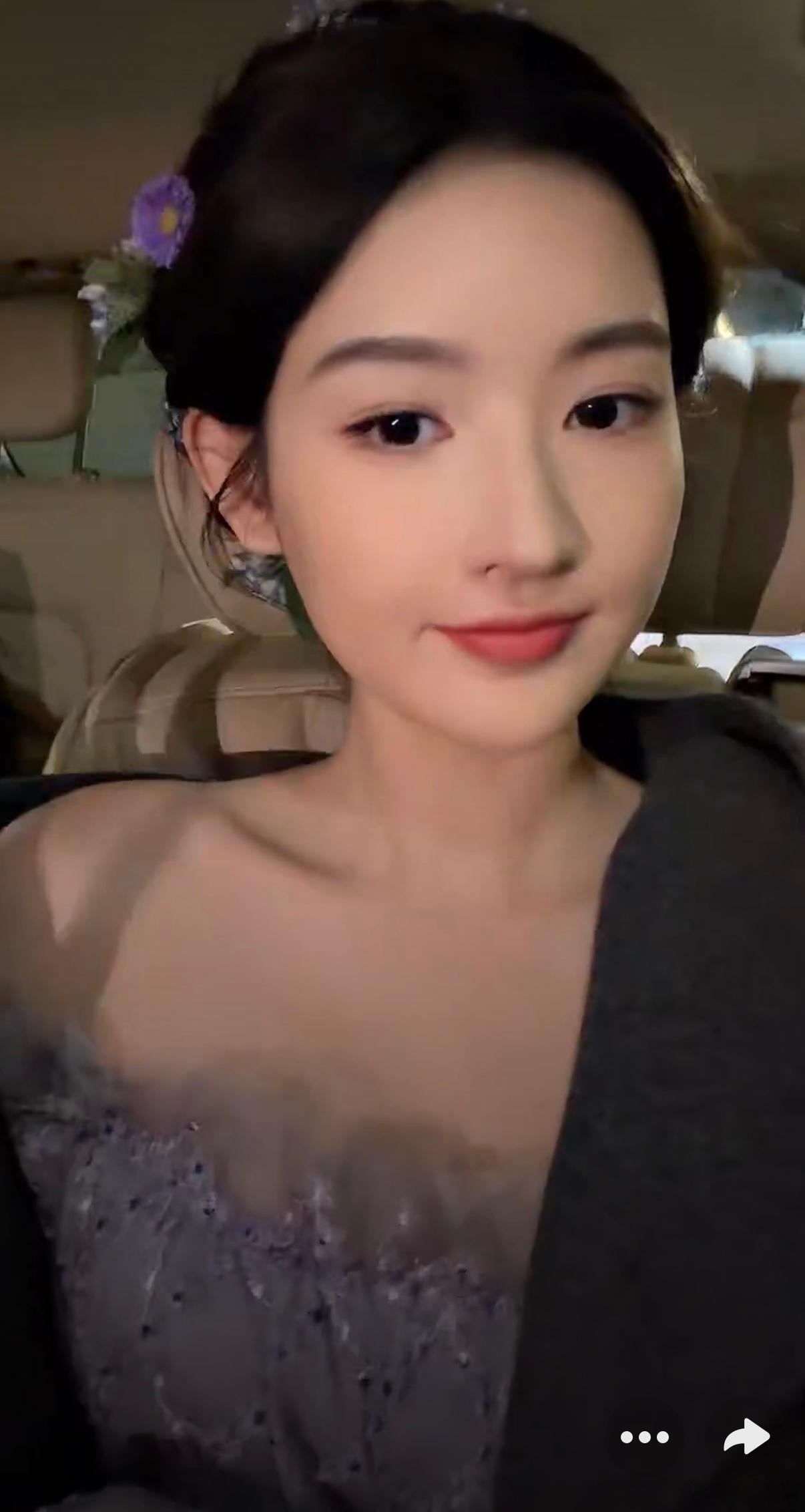 王玉雯花仙子今日的王玉雯真的是美得像花仙子！紫色的纱裙和小花花编发，不仅彰