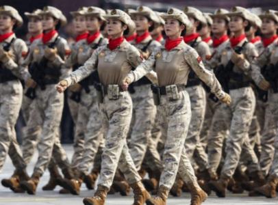 你要是觉得阅兵式上的女民兵方队靠颜值撑场面，那可真把她们看简单了。2015年那