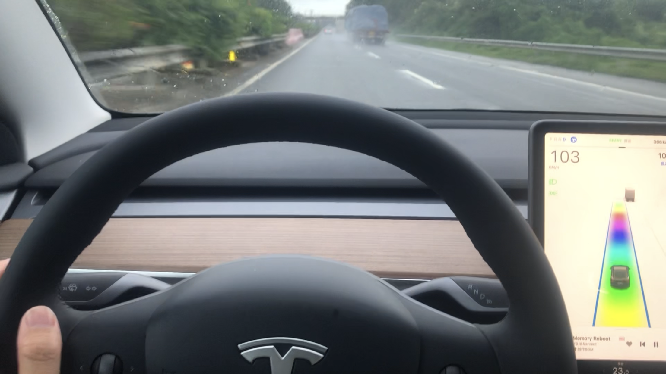 （1）我的车机没有宕机过。我的是特斯拉Model3,2023年8月底买的了，开到现在已经3年多了，在
