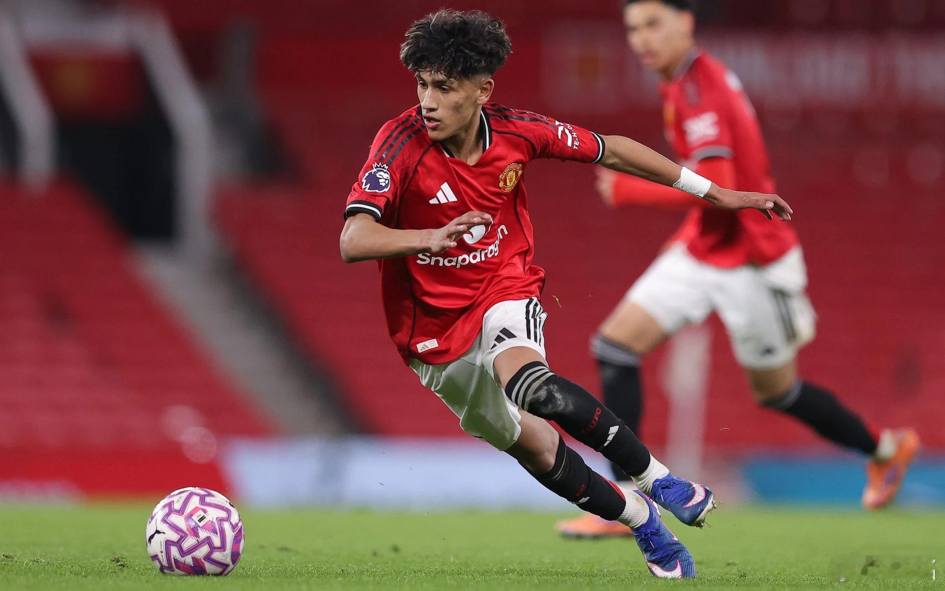 曼联这个16岁少年名叫JJ加布里埃尔，拥有英国和爱尔兰双重国籍。他在U18英