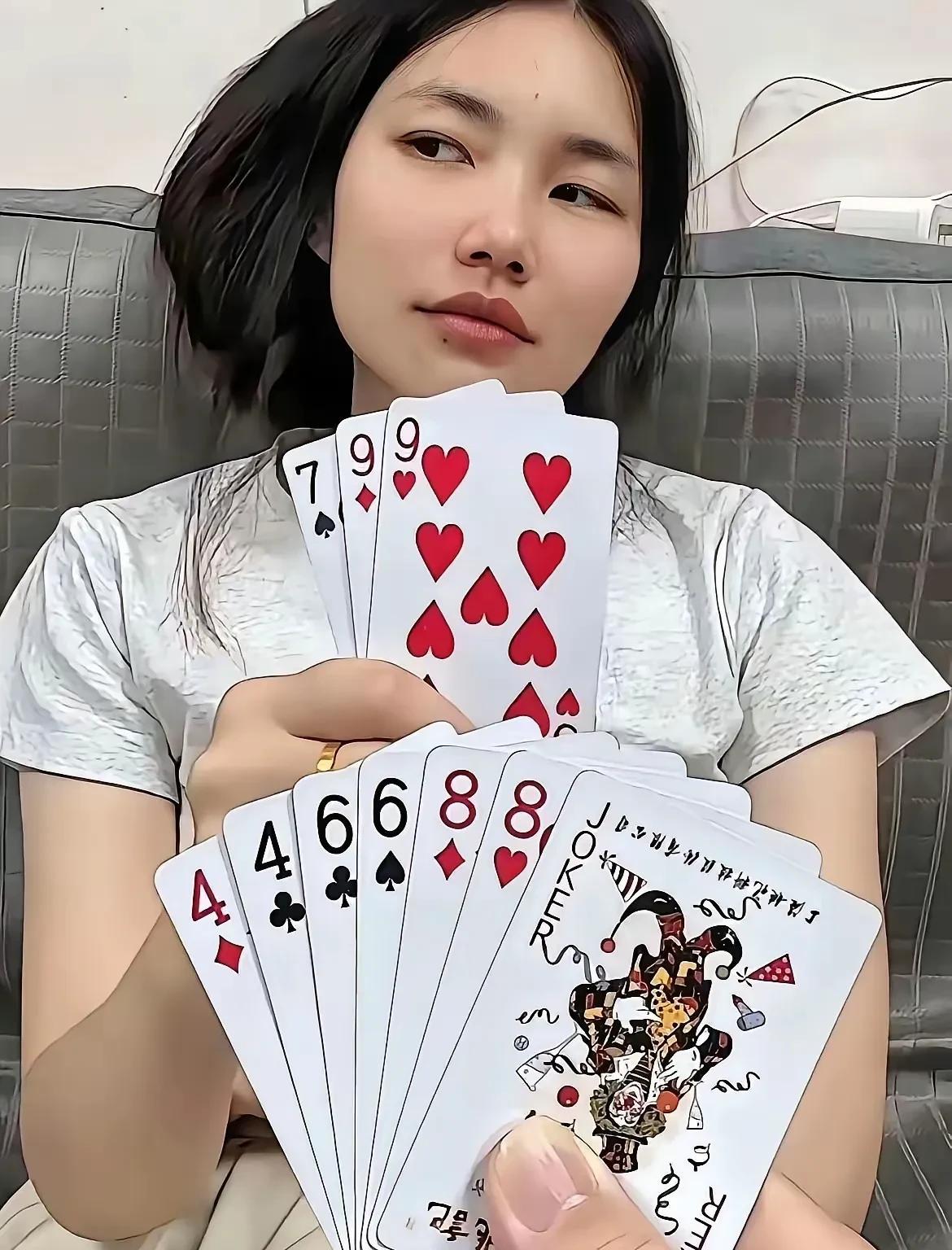 明牌打的话，下家肯定输。要是对方不知道你手上的牌，你还有五成赢的机会，可一旦对方