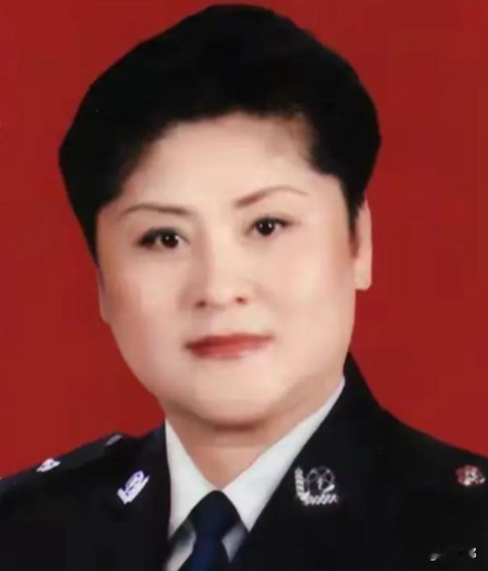 上世纪八十年代末，郑州火车站人流混杂、治安复杂，针对年轻女性的劫持案件频发，严重