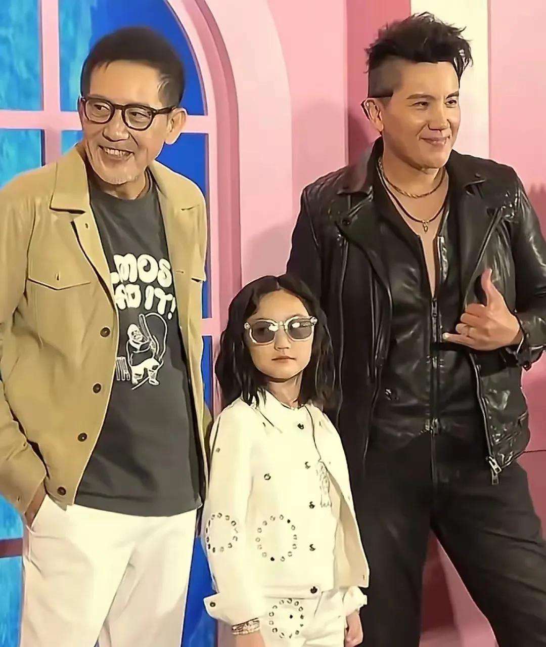 秦汉祖孙三代罕同框，孙女已经7岁，儿子仍不领证，儿媳无名无分！近日，秦汉带着儿