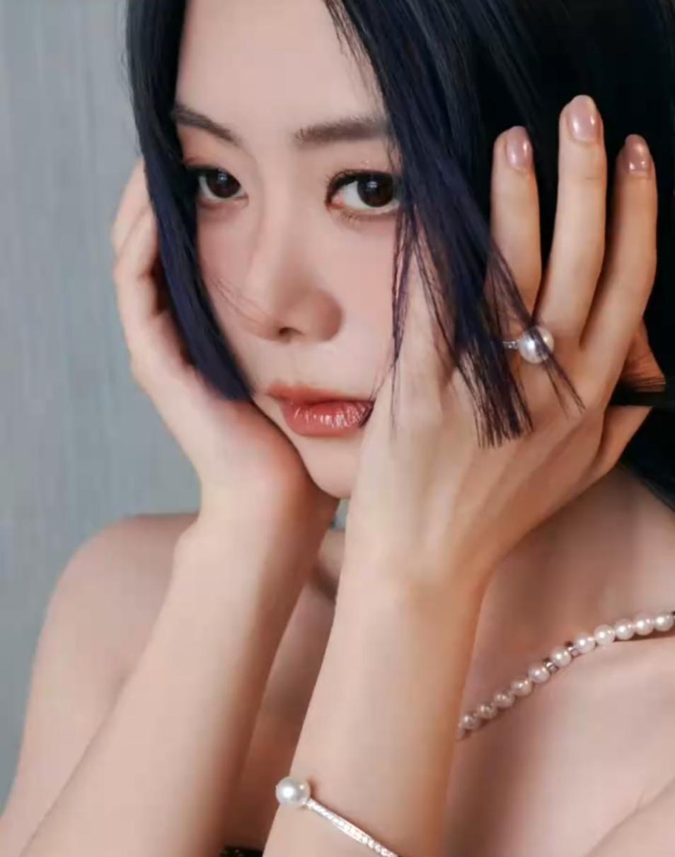 谭松韵又剪了公主切，这次不是综艺跳跳跳，是站香奈儿T台级别的秀场。2022年她