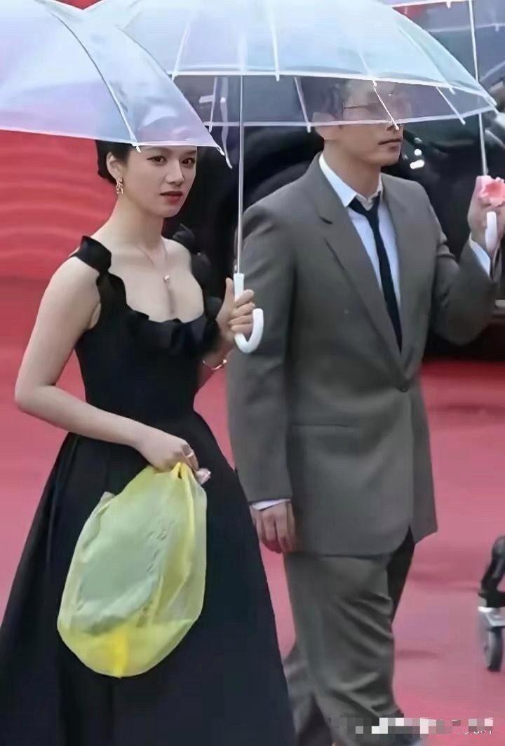 辟谣啦，辟谣啦！人家手里拿的根本不是一万二的巴黎世家新款包包哦！人家已经出来解释