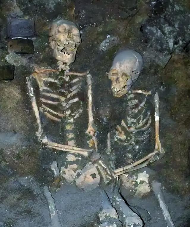 1997年，施工队干活时，工人的铁锹突然铲到硬物，挖开一看吓坏在场众人，一对被拷