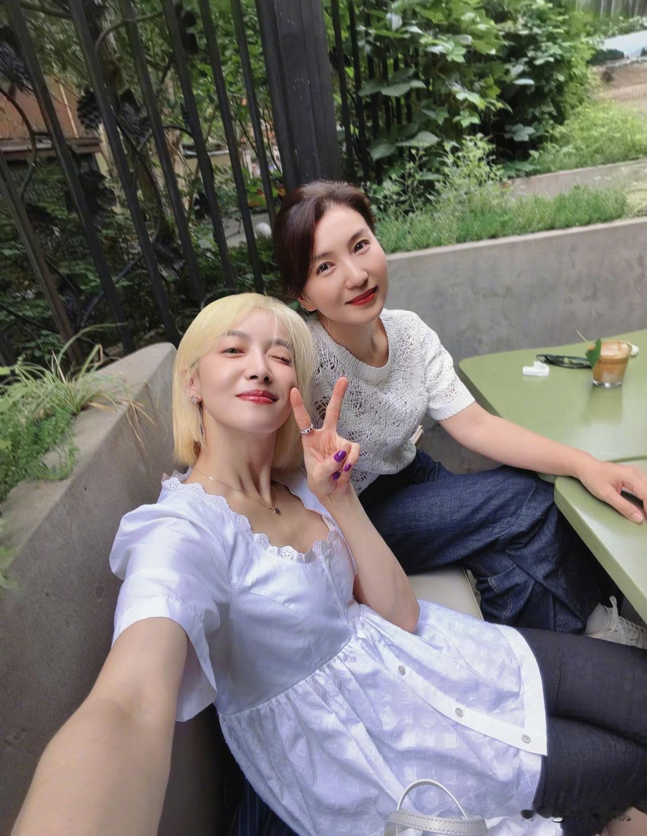 宋茜与陈好这对好姐妹又聚会啦！6月14日，宋茜晒出两人的多张合照，并且配文称：