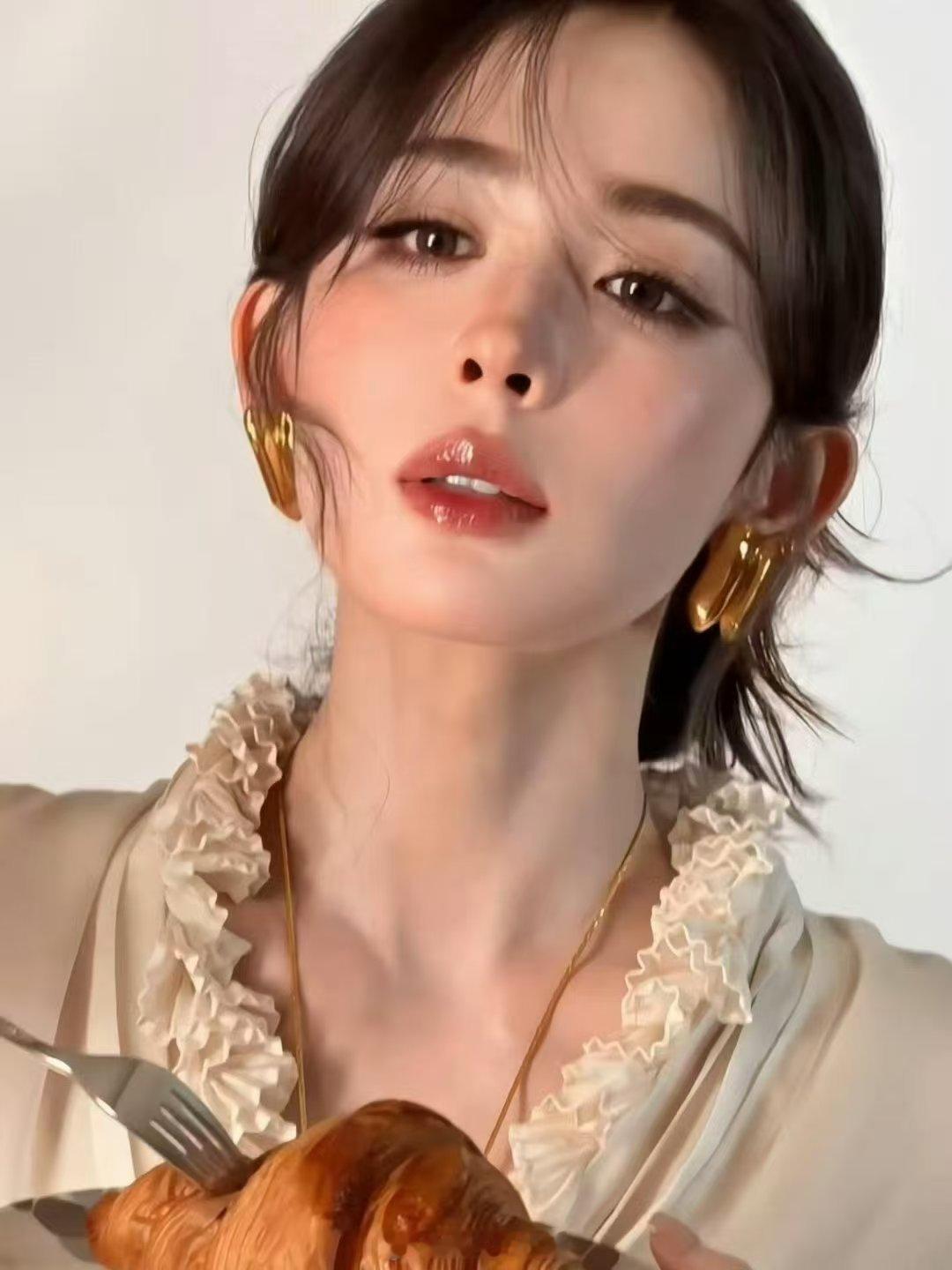 李佳琦也没逃过娜扎的古娜之夹古力娜扎让李佳琦痛到尖叫娜扎的古娜之夹从不失手，连