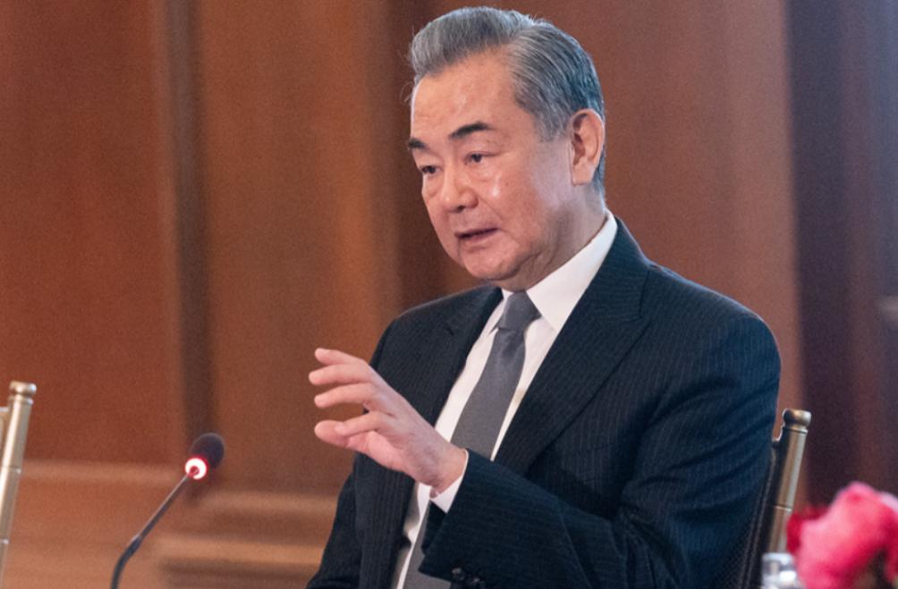 果然不出所料：柬泰刚刚停火，美国就来抢功了，幸亏王毅留了一手。12月27日，