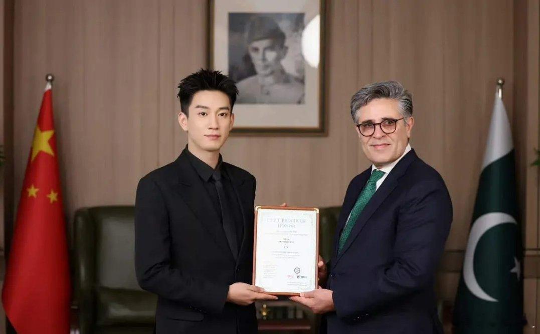 王子奇完全就是周正帅的正能量青年，参加使馆活动不忘宣传家乡文化（中巴建交75周年