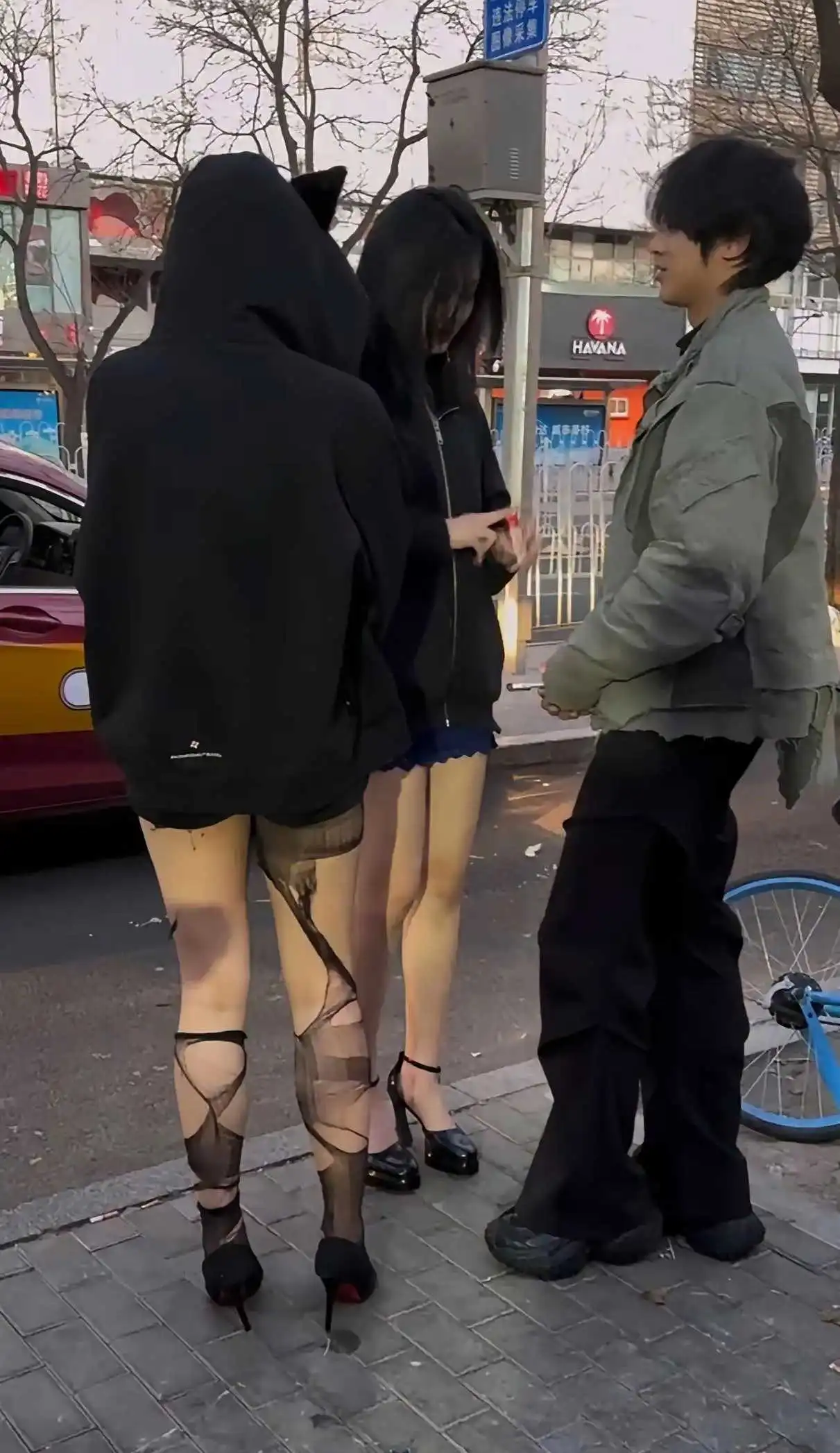 腿都这样了，这个短裙一定要非穿不可吗？