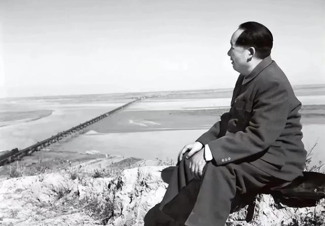 1964年，北戴河。32岁女保健员谎称小肚子疼，说，不下水了。71岁毛主席回过身