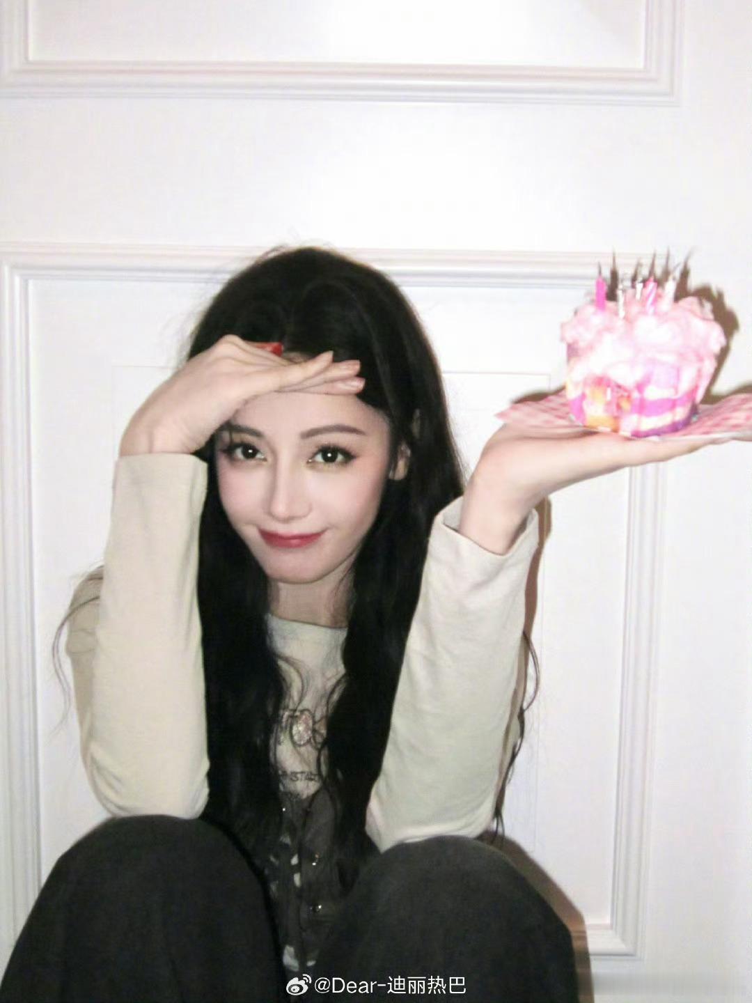 热巴和嘉行合约到期，成立个人工作室先提前恭喜美女，未来的日子也要走花路～迪丽热巴