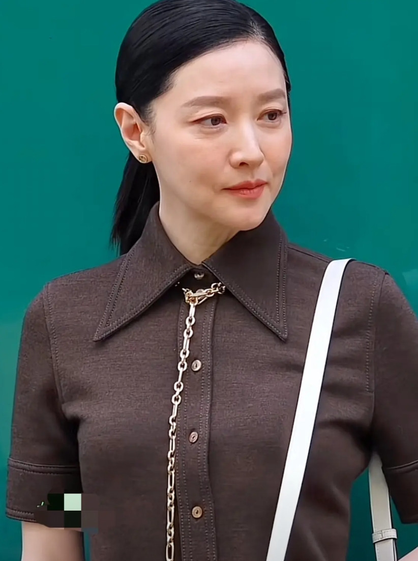 大长今女士李英爱近期照片流出，现年五十四岁的她不得不说也老了啊！有网友说，看