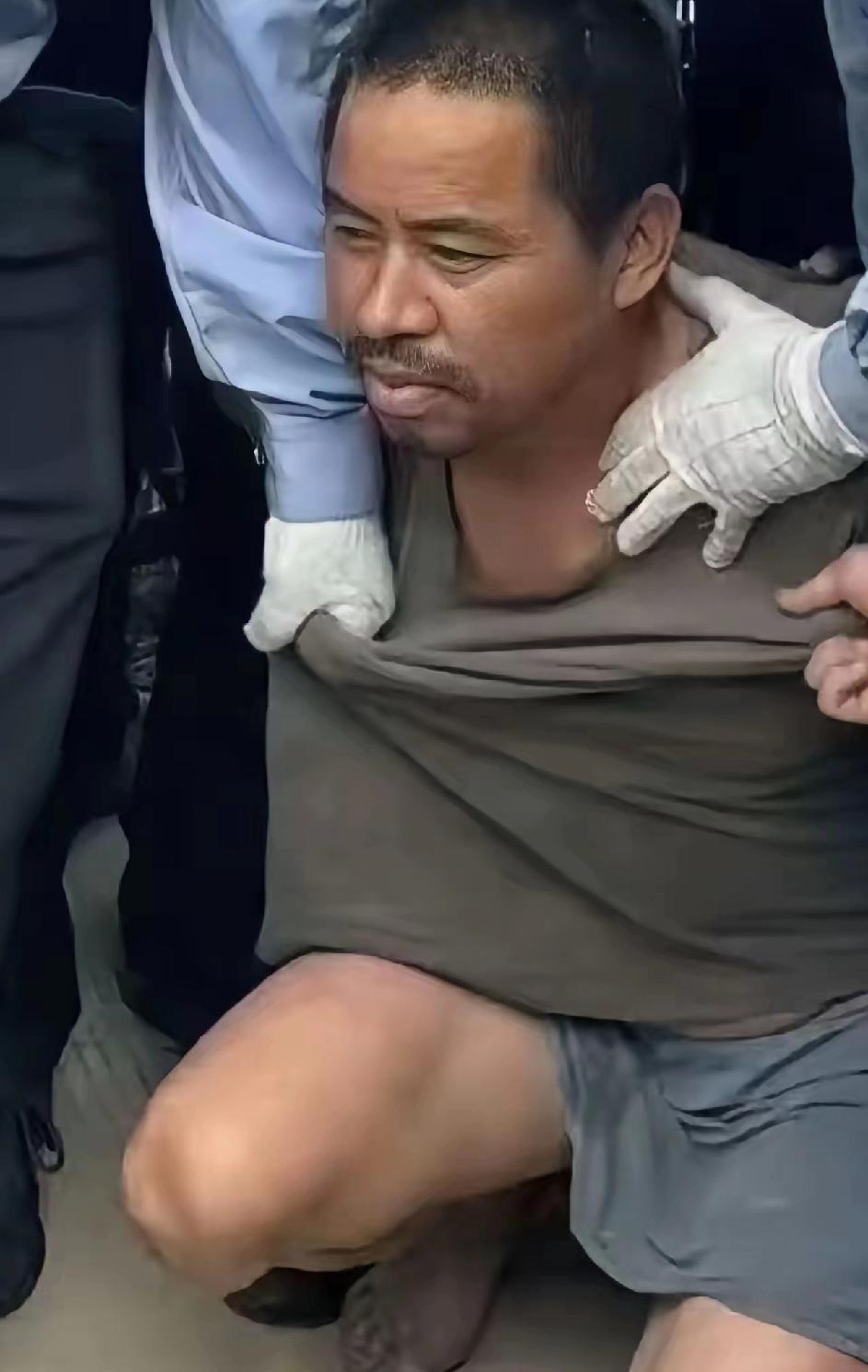 嫌疑犯夏某被抓时还是穿的逃跑时那个短袖，短裤。一脸胡子拉碴，鞋也跑丢了。脚丫子都