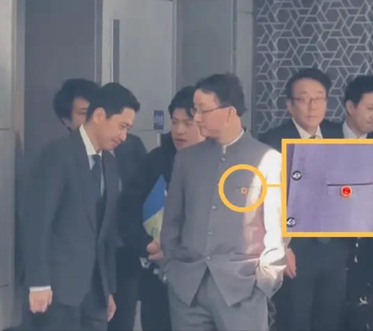 【会谈结束后，日网友对中方代表的表现很不满：中方双手插兜太无礼！】今天（11