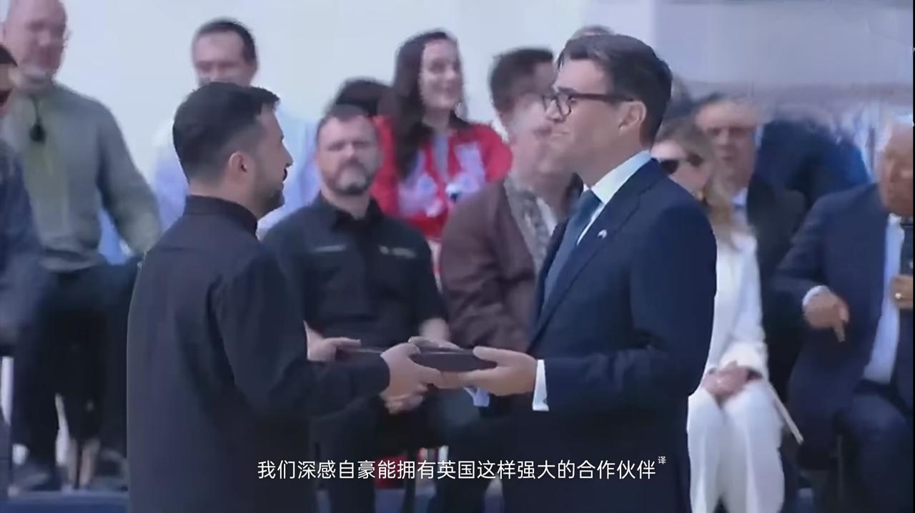 英国的态度牵动全世界的目光，英国新首相伯纳姆，成为乌克兰35周年国庆日上最耀眼的