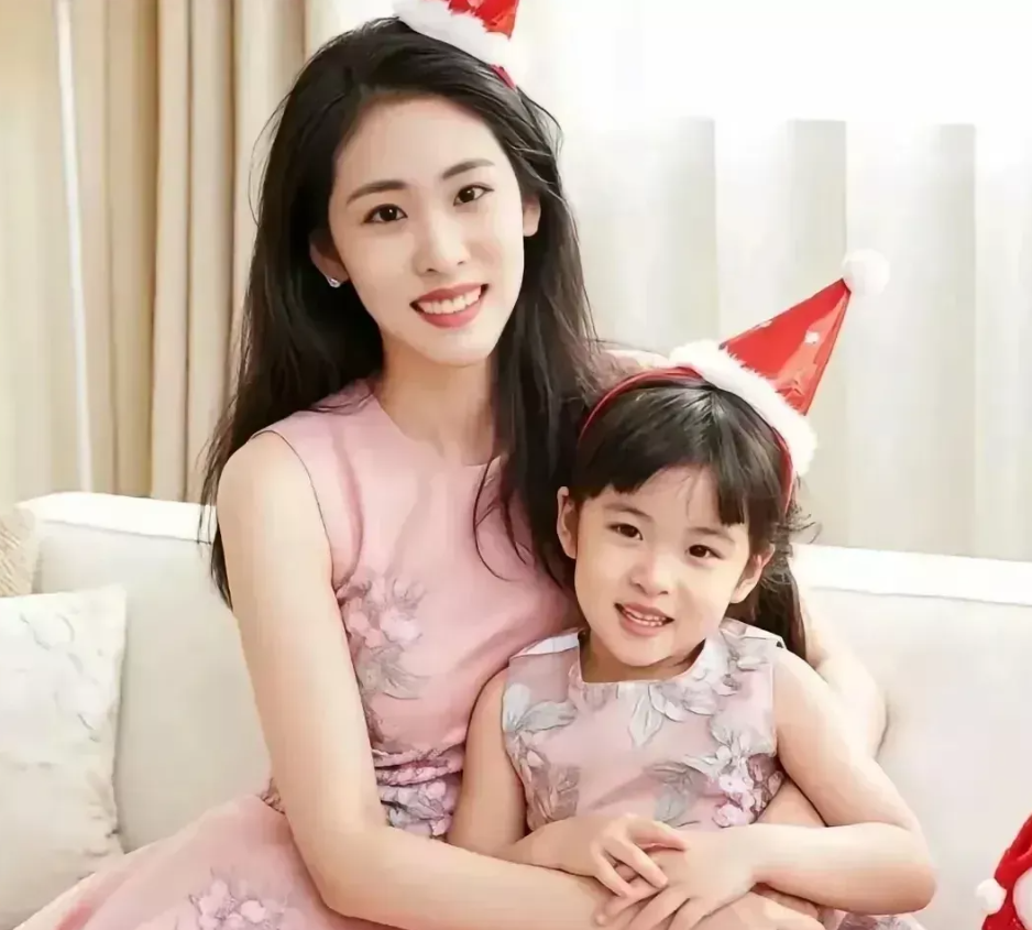 华晨宇承认了张碧晨抱着的小女孩，是他的亲生，这还算有担当，有男子汉的气质。因为他