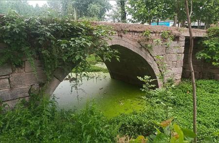 河南有座古桥，桥下插一把宝剑，传说与秦始皇有关，至今无人敢拔河南驻马店汝南县